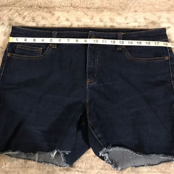𝅺: : MICHAEL KORS Like New Dark Wash Raw Hem Denim Shorts : : - Picture 5 of 10
